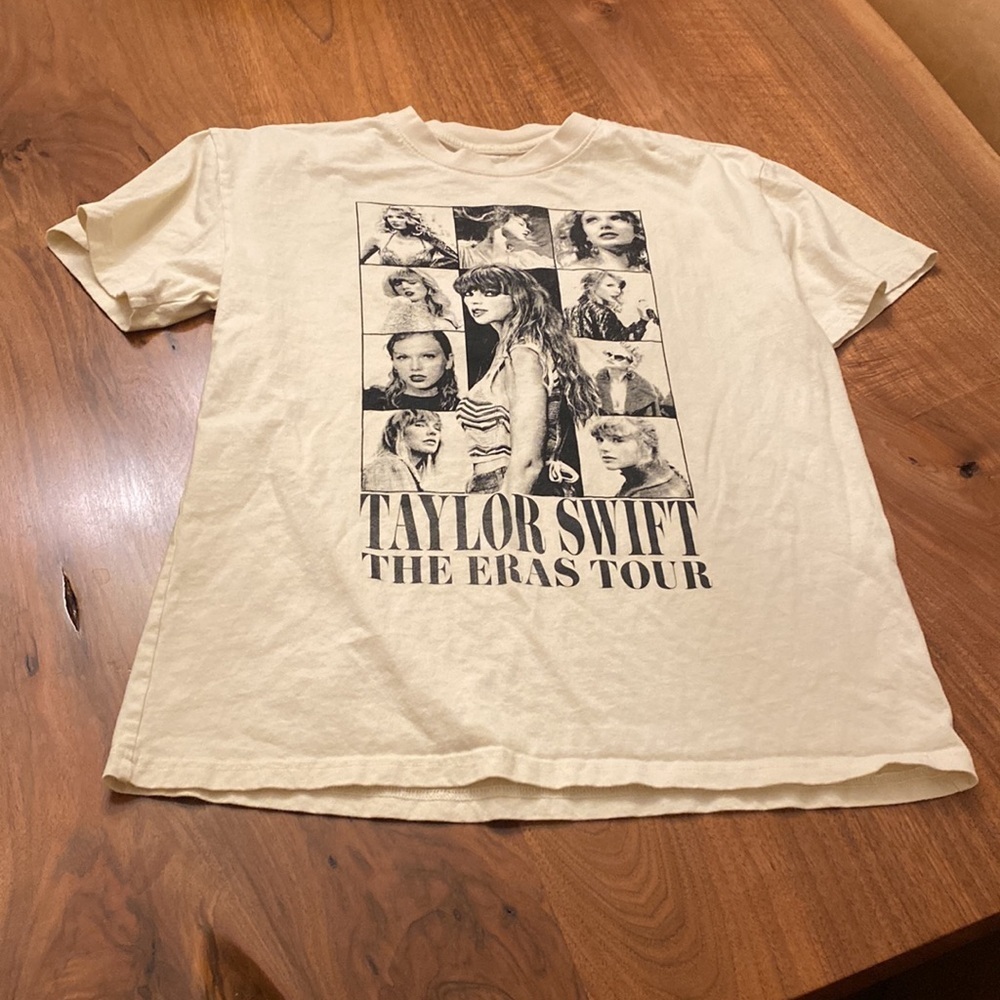 Did you miss out on the official Taylor Swift merch? Now is your chance Size M - Picture 2 of 4